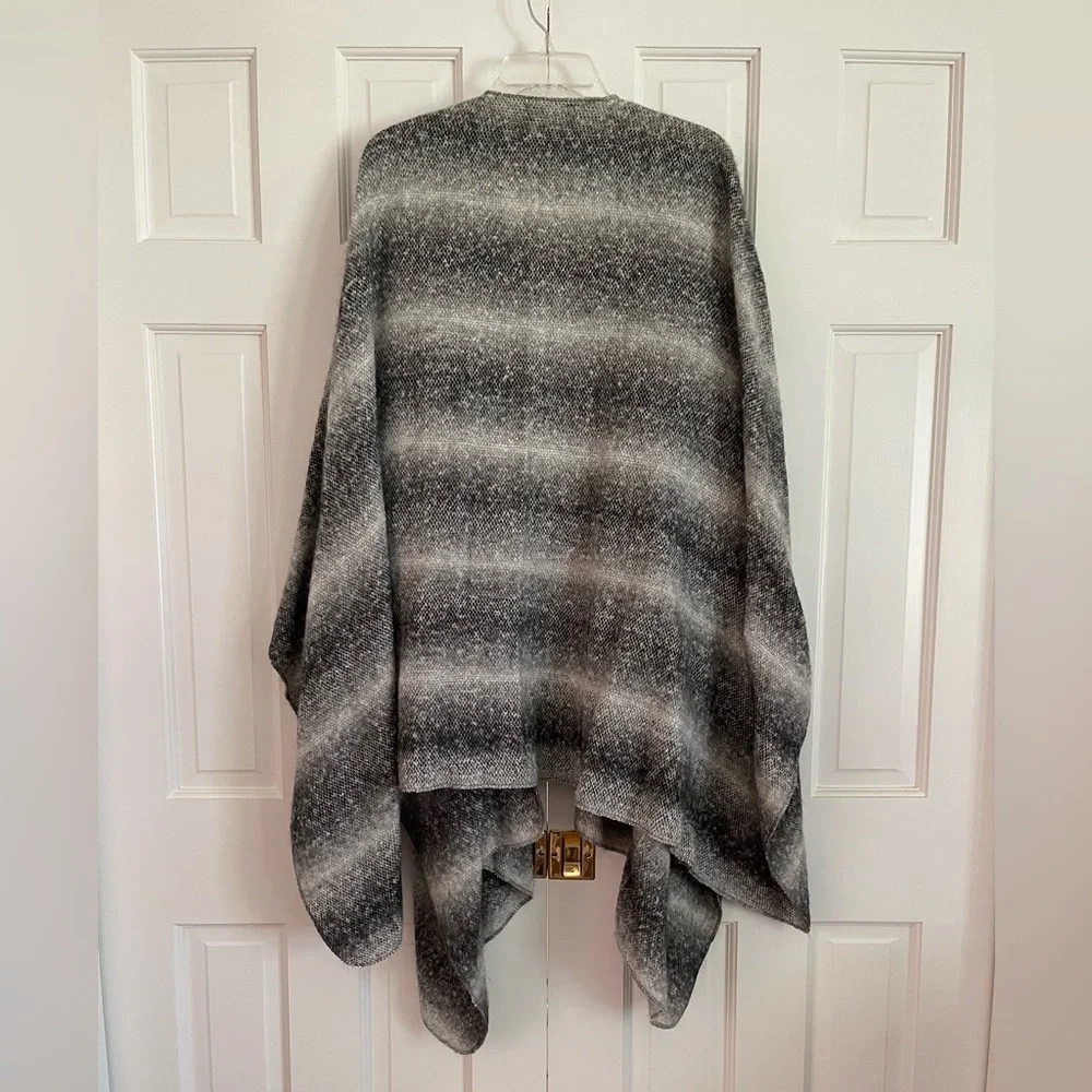 TORRID One Size Black White Gray Ombré Ruana Open Poncho - Picture 4 of 5